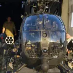 La acción ocurre mientras la CIA recibe autorización para operaciones encubiertas en el país caribeño., Imagen de contexto MH-6 Little Bird.