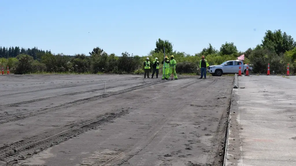 La ministra de Obras Públicas, Jessica López, inspeccionó los trabajos en el recinto de Los Ángeles, parte del plan nacional que contempla 100 puntos de posada
