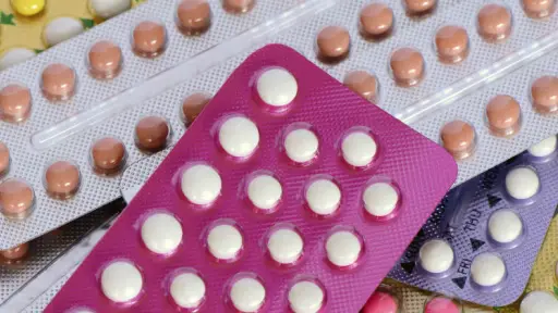 Precios de anticonceptivos se disparan hasta un 200%: Sernac advierte desigualdad y falta de transparencia en el mercado