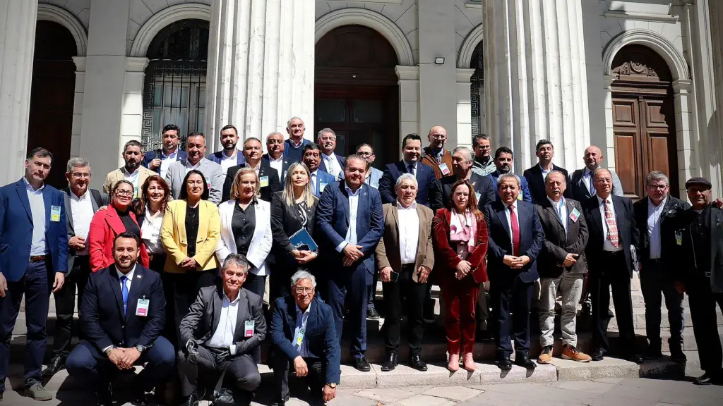 El gobernador Giacaman, junto a los alcaldes y parlamentarios, manifestó su disposición a seguir dialogando con las autoridades nacionales