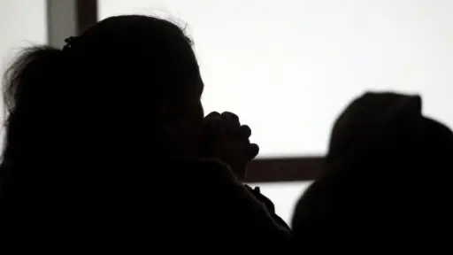 Joven de 22 años quedó con medidas de protección tras ser agredida por su pareja en Los Ángeles