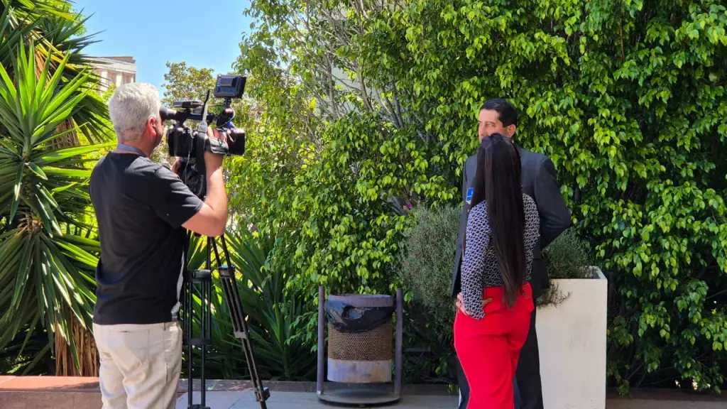 Javier Zapata en su visita a la zona porteña, donde fue entrevistado por Univisión, el principal canal latino que se transmite en Estados Unidos y Centroamérica., cedida