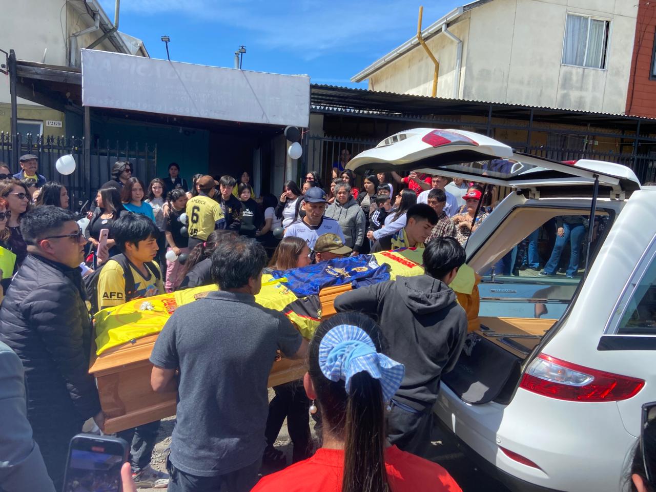 Entre cánticos, lágrimas y banderas ondeando al viento, una multitud acompañó a Cristian hasta su última morada en el Cementerio General de Los Ángeles la noche del lunes, dándole el adiós que merecía / La Tribuna