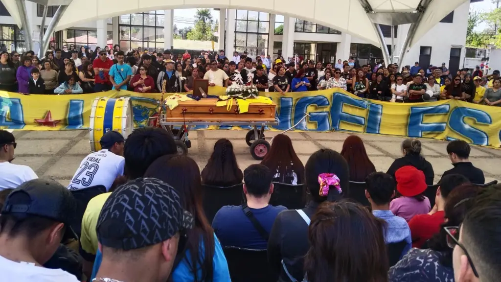 Entre cánticos, lágrimas y banderas ondeando al viento, una multitud acompañó a Cristian hasta su última morada en el Cementerio General de Los Ángeles la noche del lunes, dándole el adiós que merecía, La Tribuna
