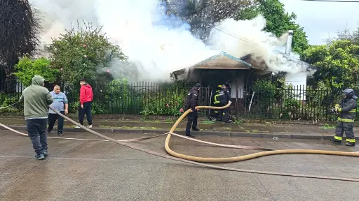 Rebrote de incendio en casa habitación movilizó nuevamente a Bomberos en Mulchén
