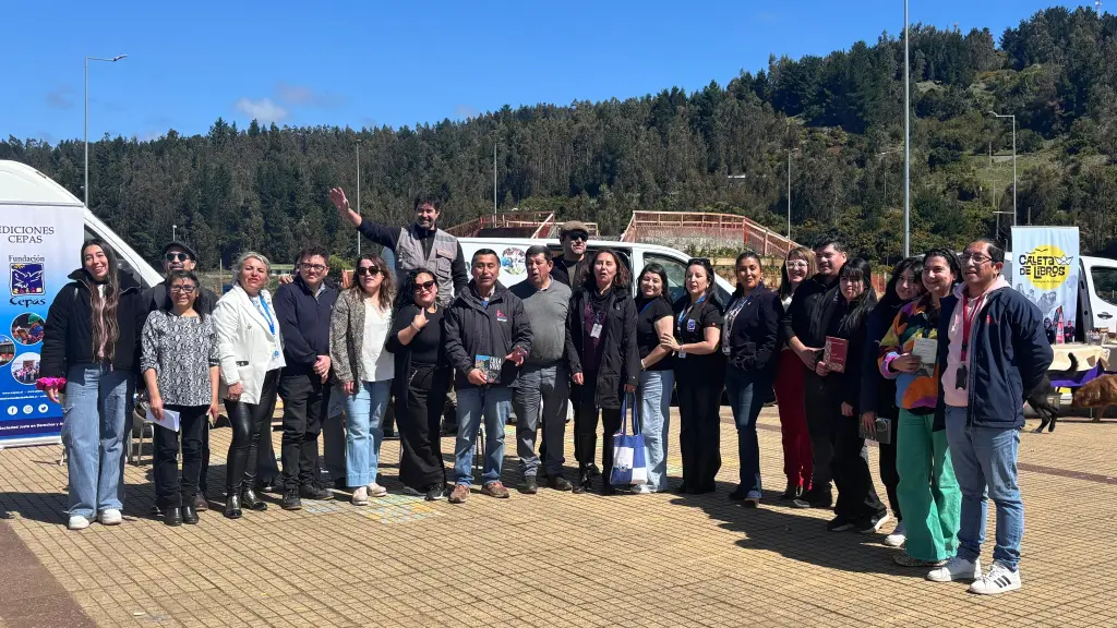 El equipo de la Oficina de Artes y Cultura y de la Biblioteca Municipal de Yumbel llevó su propuesta de fomento lector a colegios y espacios públicos costeros., Municipalidad de Yumbel