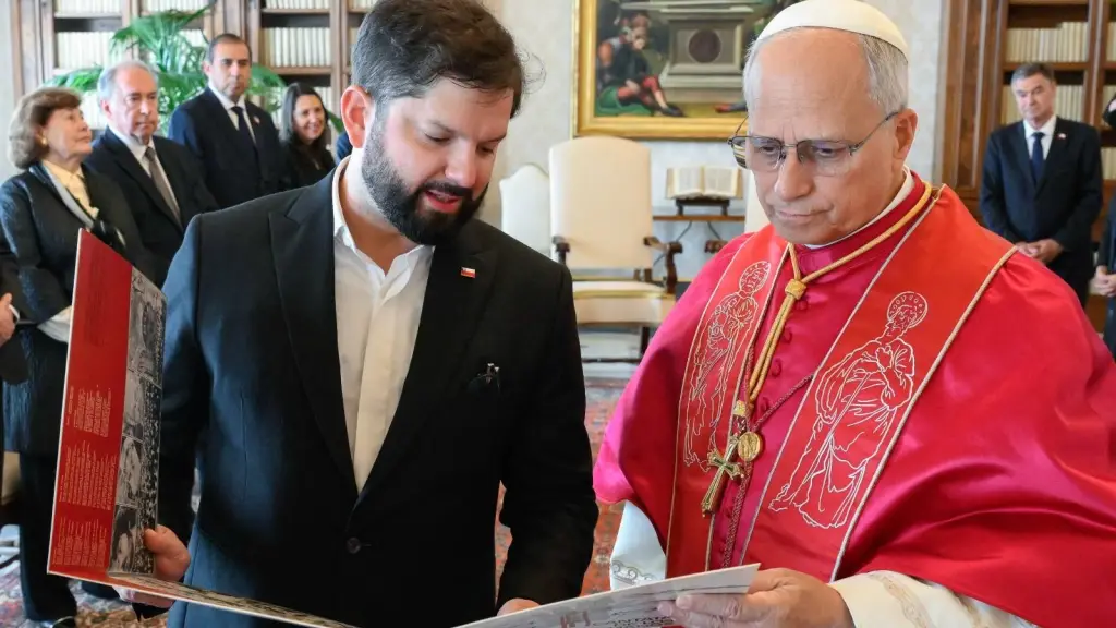 Como parte del intercambio protocolar, Boric obsequió al papa una serie de presentes que reflejan la historia y la cultura chilena., X: @GabrielBoric