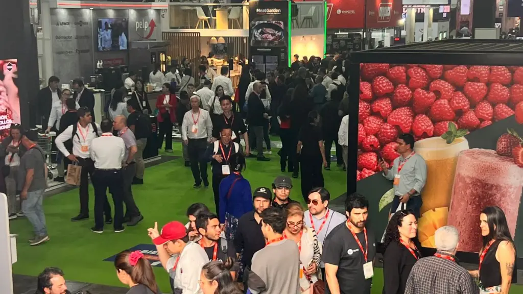 El pabellón de la región del Biobío en Food & Service 2025 reunió a cinco marcas apícolas de Santa Bárbara y compartió espacio con delegaciones internacionales como Corea en el Sector A de Espacio Riesco. / Bee Queen Chile