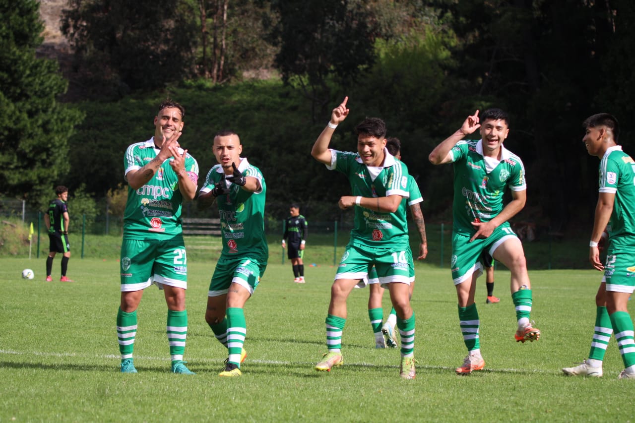 Los jugadores de Deportes Laja celebran uno de los goles ante Pilmahue en el Estadio Facela, en una jornada cargada de emociones donde el elenco albiverde dejó todo en busca de la clasificación / La Tribuna