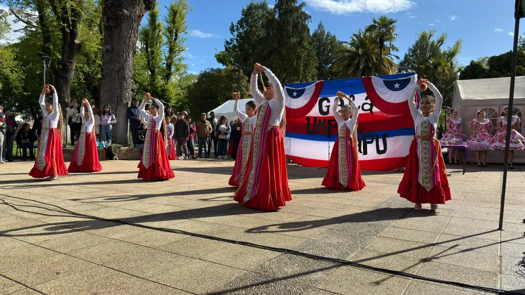 El espectáculo, realizado en el marco de las celebraciones de Fiestas Patrias, ofreció un recorrido por los distintos ritmos y estilos del folclore nacional., Municipalidad de Yumbel