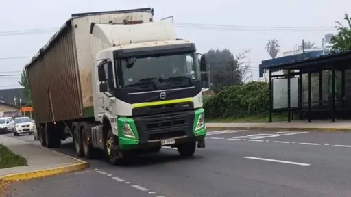 Más de 10 mil clientes sin luz en Nacimiento tras choque de camión que derribó poste eléctrico