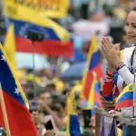 La opositora venezolana María Corina Machado fue reconocida con el Premio Nobel de la Paz 2025 por su defensa de la democracia y los derechos civiles frente al régimen de Nicolás Maduro., Getty Images
