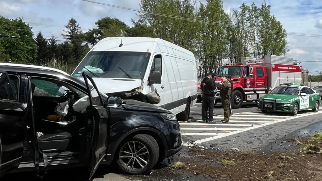 Colisión frontolateral cruce Santa Isabel , Bomberos Los Ángeles