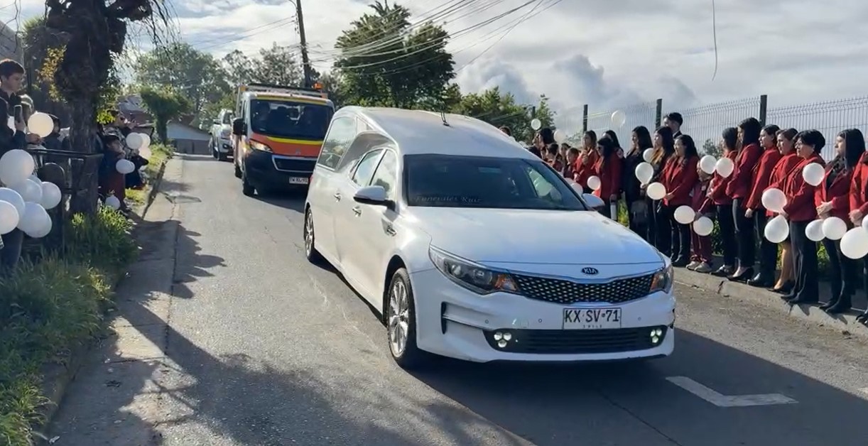 Durante la ceremonia, los estudiantes interpretaron por última vez el himno de la Escuela Canadá. / Captura de pantalla | RRSS
