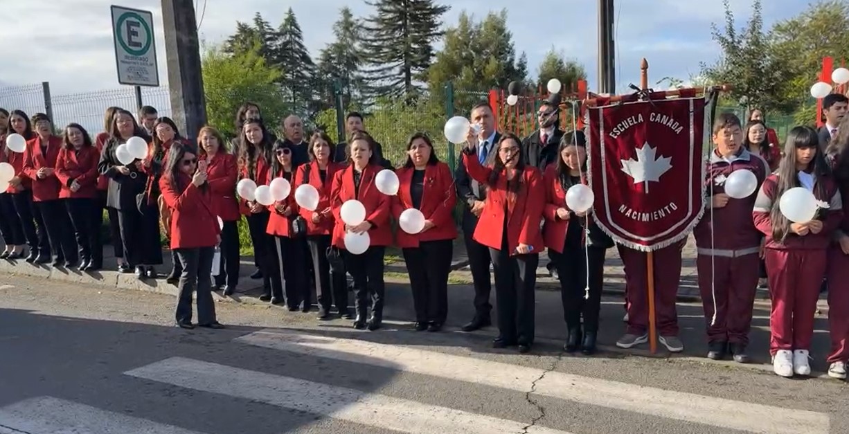 Profesores, apoderados y alumnos dieron el último adiós en las afueras de la escuela Canadá. / Captura de pantalla | RRSS