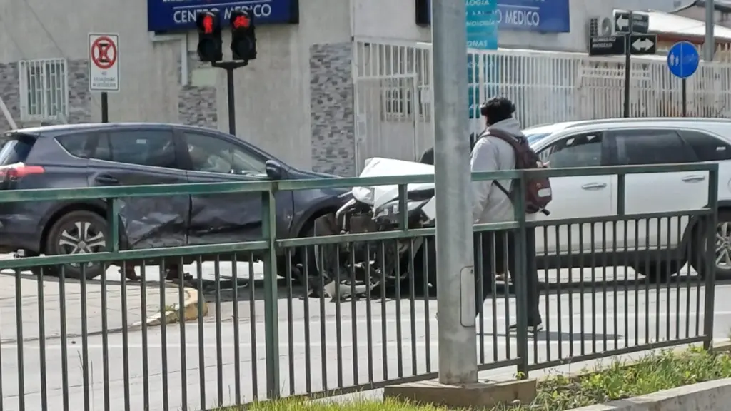 Colisión vehícular en el centro de Los Ángeles deja dos vehículos afectados, La Tribuna