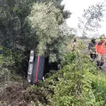 Conductor perdió el control y cayó a una zanja en Negrete, La Tribuna