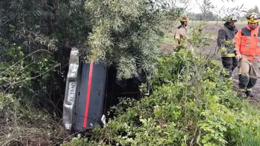Conductor quedó atrapado tras caer a una zanja en Negrete