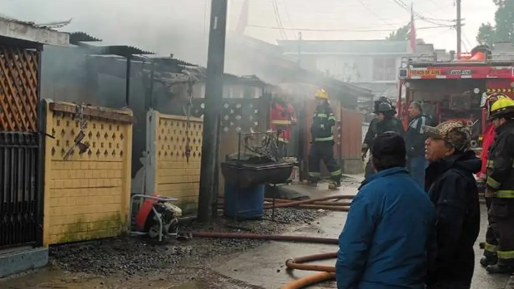 Madre e hija mueren en incendio que afectó tres viviendas en Angol, La Tribuna