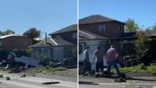 AHORA: Accidente de tránsito termina con dos vehículos volcados dentro de una zanja en Los Ángeles