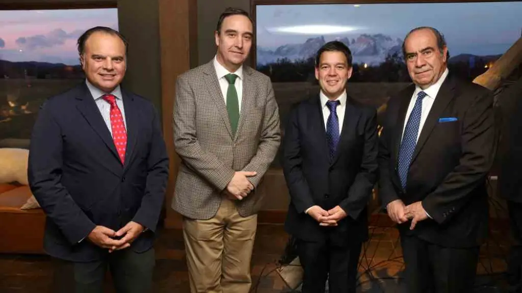 Fernando de Yarza, presidente del grupo Henneo y Alto Comisionado para la Libertad de prensa e Iberoamérica de WAN-IFRA;  Jorge Flies, gobernador de Magallanes y la Antártica Chilena; José Tomás Santa María, presidente de la Asociación Nacional de la Pren | ANP