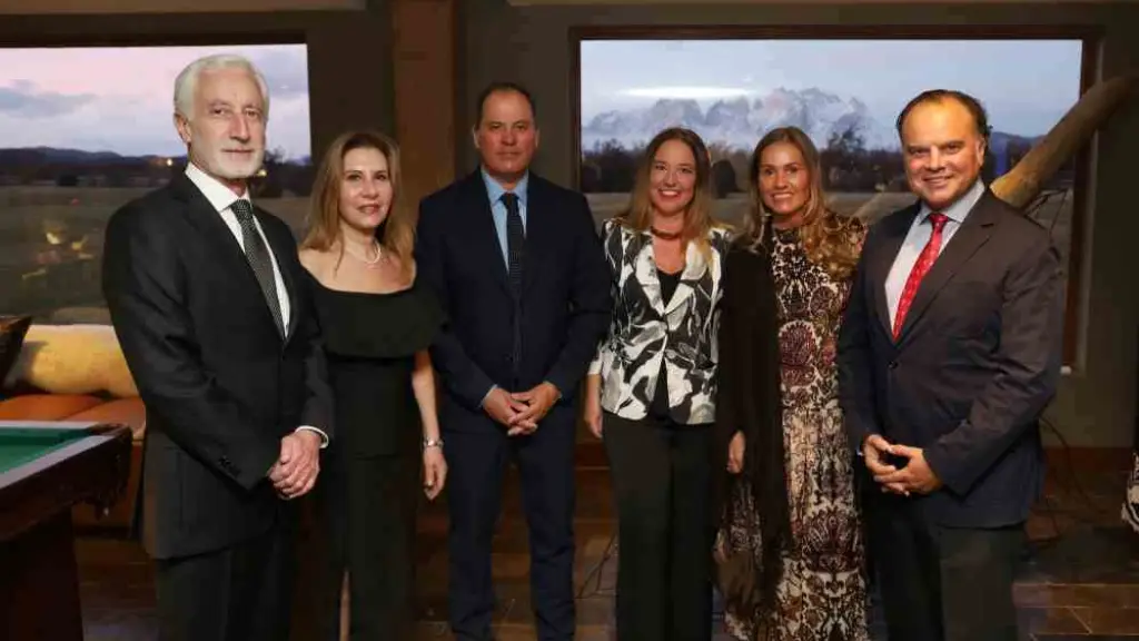 Víctor Massa, director de diario La Prensa; Daniela  Spiniello; Francisco Puga, vicepresidente ANP y director diario El Día; Carla Albertini; Laura González y Fernando de Yarza, presidente del grupo Henneo. | ANP
