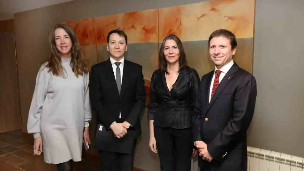Mayra Kohler, gerenta de Asuntos Corporativos y Sostenibilidad Sky Airline; Alberto Solo de Zaldívar, gerente general de El Pingüino; Elia Simeone, editora general de La Prensa Austral y Carlos Kubick, gerente general de El Líbero. | ANP