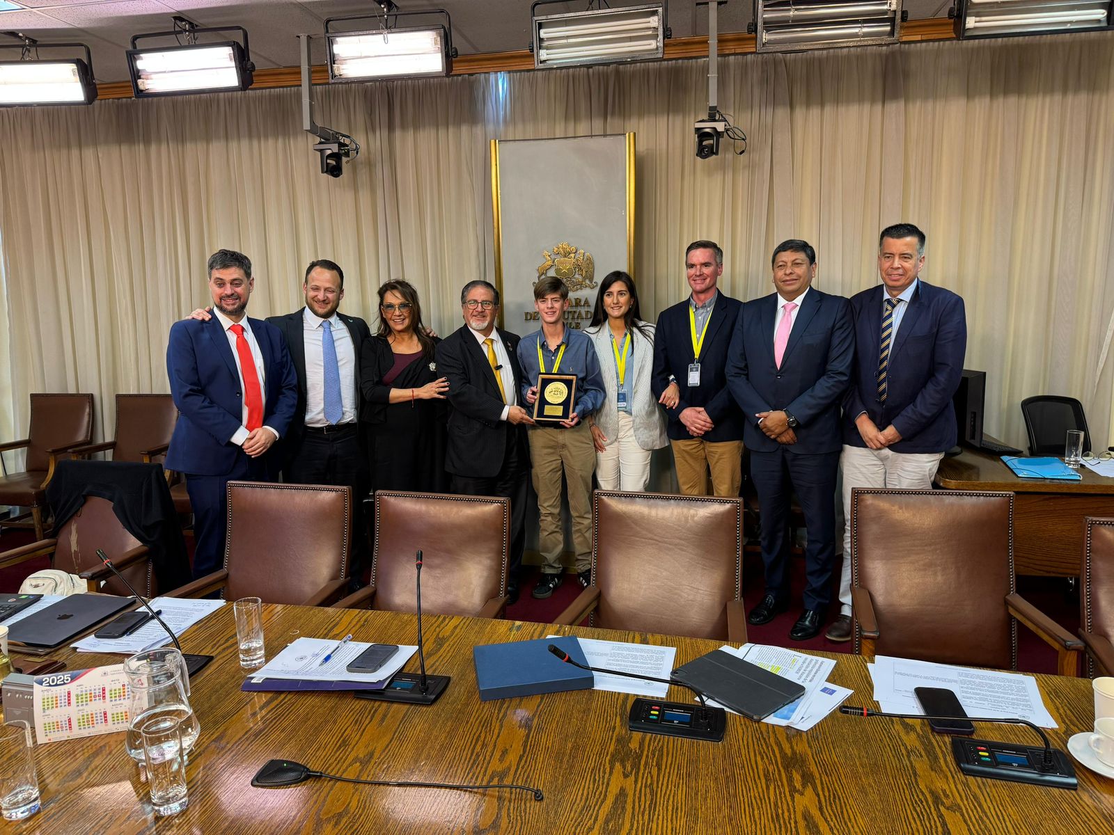Francisco fue invitado al Congreso el 16 de septiembre para entregar su visión como atleta de proyección en Chile. En la visita, se le otorgó un galvano tipo cuadro con el logo de la Cámara de Diputados y el escudo nacional como reconocimiento. / Cedida