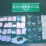 Durante la acción policial se decomisaron dosis de TUSI, marihuana y dinero, tras la alerta de vecinos que activó el procedimiento.