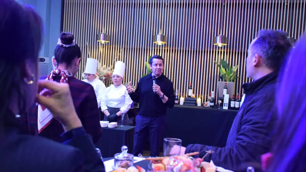 Los asistentes disfrutaron de la exclusiva cena de maridaje, que combinó selectas pastas preparadas por la chef Melanie Brito y la variada oferta de vinos de Viña Miguel Torres, marcando la introducción del programa Loyalty Experience 565.