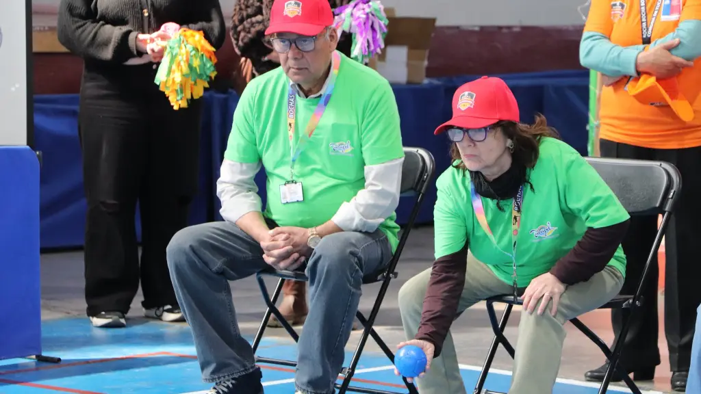 Con la participación de 16 clubes de Huépil, Tucapel, Trupán, Polcura y Villa Rastrojo, se celebró el torneo de bochas “Copa Primavera” en el gimnasio Bicentenario, marcando el inicio del Mes de las Personas Mayores., Municipalidad de Tucapel