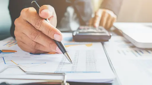 Consultor advierte brecha entre normativa y empresas: IFRS sigue sin aplicarse desde 2013