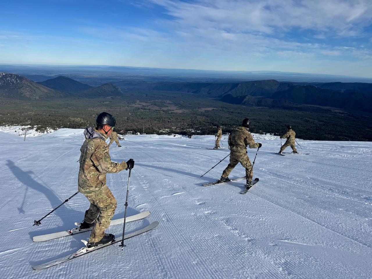 Soldados de Los Ángeles en Volcán Llaima / Dirección de Comunicaciones Estratégicas del Ejército.