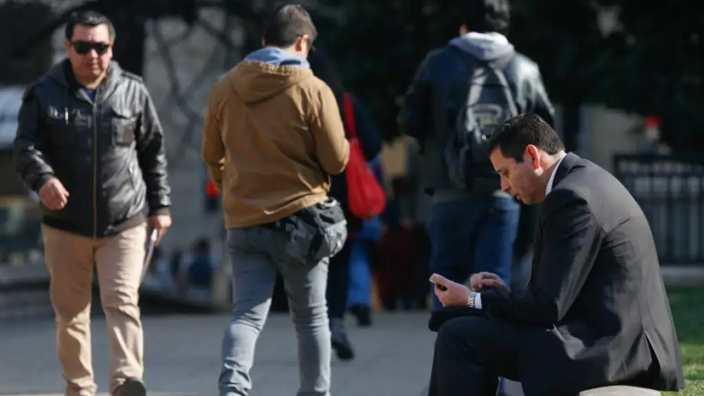 Los jóvenes entre 18 y 29 años muestran la mayor preocupación laboral: un 62% anticipa un aumento en el desempleo, cifra 11 puntos porcentuales por sobre el promedio regional., Contexto