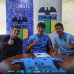 Joaquín Muñoz Riffo en el momento de la firma que lo convierte en jugador profesional. El delantero de 16 años tuvo su debut en junio en la victoria sobre Everton por la fecha 15 de la Liga de Primera División 2025, Club O´Higgins