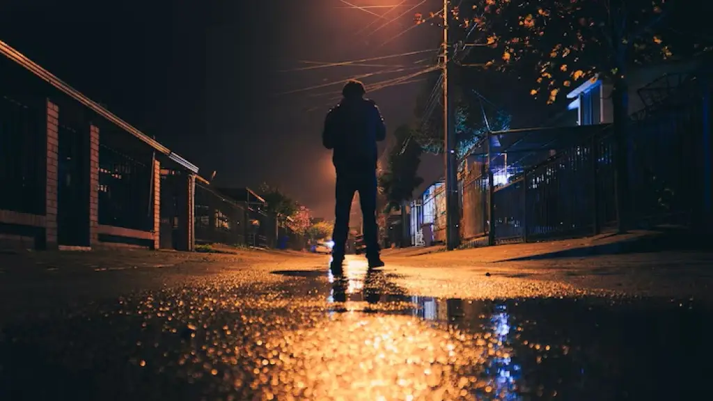 Chile figura entre los seis países con mayor temor a caminar solo de noche, según Gallup. Casi cuatro de cada diez personas se sienten inseguras, lo que contrasta con la baja en los homicidios informada por el Gobierno, Freepik