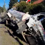La conductora de la camioneta quedó atrapada en el vehículo y resultó con lesiones., Redes sociales