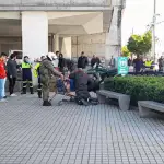 El hecho ocurrió este miércoles frente al edificio municipal de Los Ángeles y recuerda el incidente registrado ayer en el Paseo Colón, con apoyo de Carabineros y traslado al Servicio de Urgencia