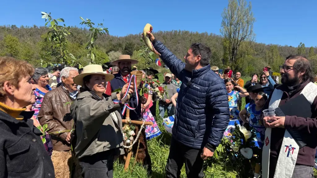 Francisco Saavedra en su paso por la comuna de Antuco para grabar capítulo de Lugares que Hablan, Municipalidad de Antuco.