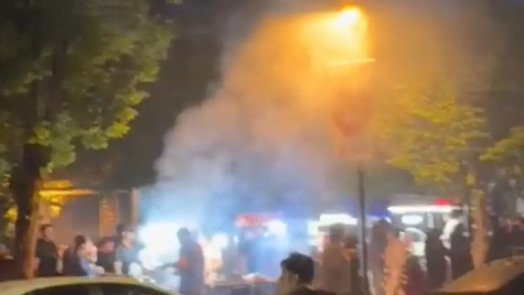 Humo por elaboración de anticuchos en Plaza de Armas de Los Ángeles, Cámara de Comercio 