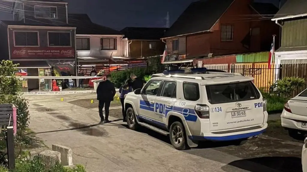 Personal policial trabaja en las diligencias del caso. La detención se concretó en el sector El Casino de Cerro Negro, comuna de Quillón, tras más de un mes de investigación que incluyó análisis de testimonios y registros de video., Fiscalía de Chile