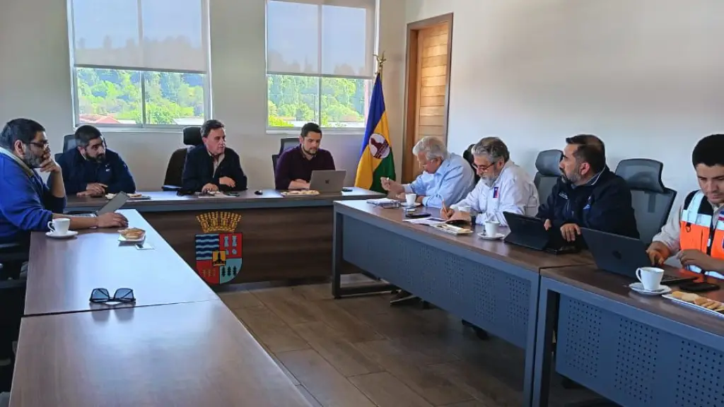 Reunión alcalde de Mulchén y seremi del MOP, La Tribuna