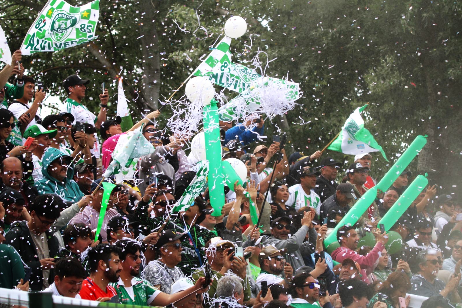 El Estadio Facela de Laja lució repleto en una tarde de pasión y esperanza, donde la hinchada local alentó sin descanso a su equipo en su lucha por el sueño de la Tercera División A / La Tribuna