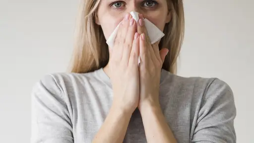 Asma alérgica en primavera: síntomas, tratamiento y cómo evitar crisis respiratorias