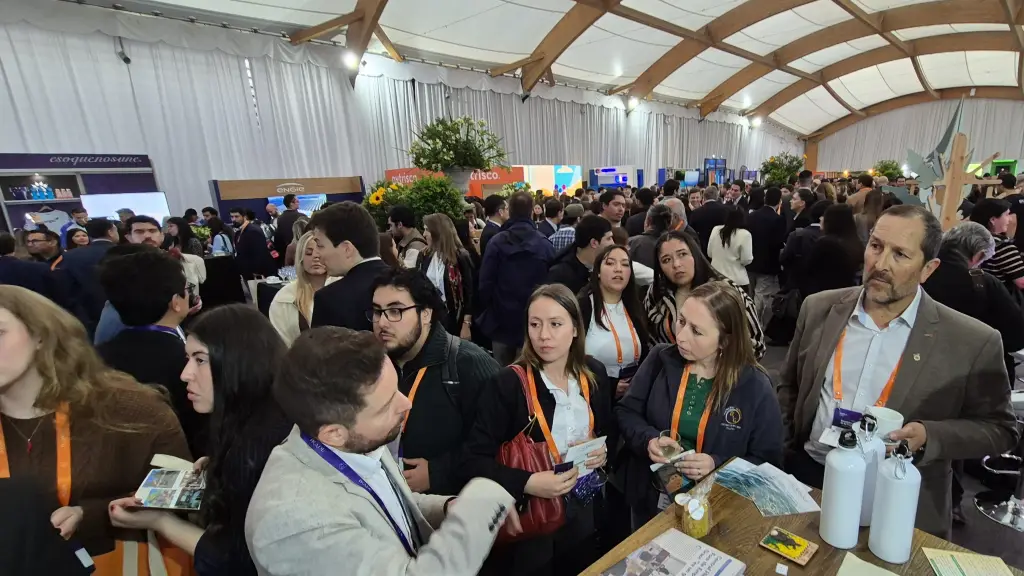 Los asistentes al evento EREDE 2025 recorrieron el stand de Rucalhue Energía en que se mostró el trabajo colaborativo con las comunidades vecinas al proyecto energético.