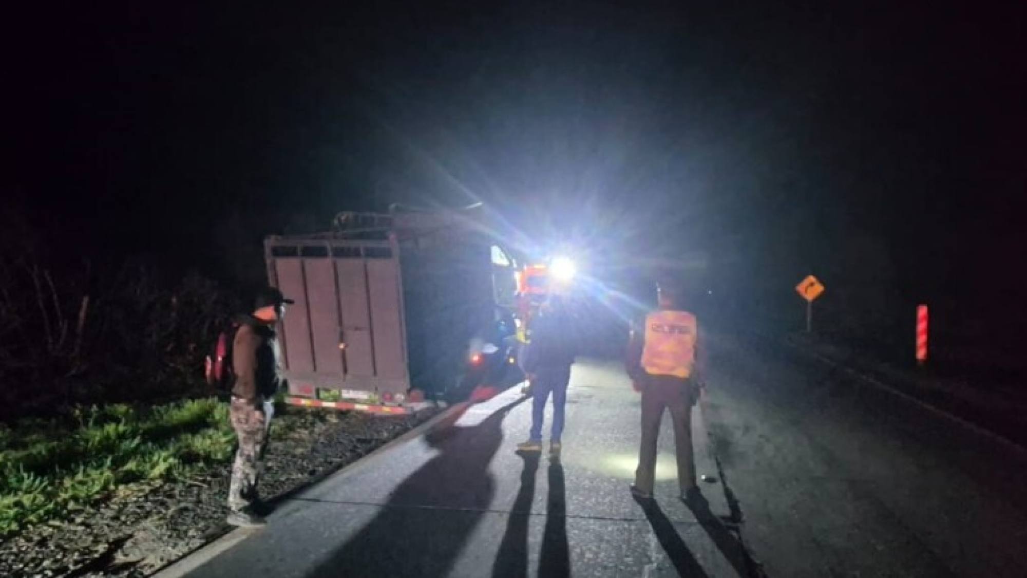 2 personas lesionadas leves dejó el volcamiento de un camión 3/4 en ...