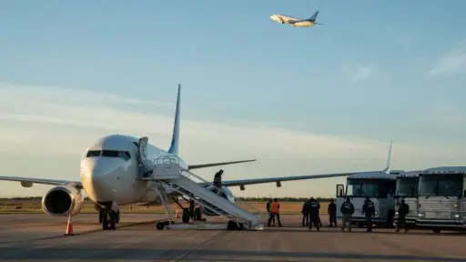 Gobierno confirma llegada de 48 chilenos deportados desde Estados Unidos: seis quedaron a disposición de la justicia