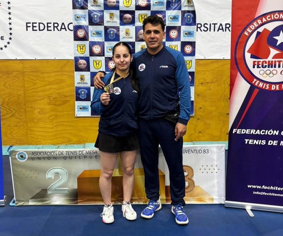 Ignacia Jiménez, la flamante campeona U15 junto a su técnico Alex Luna / La Tribuna