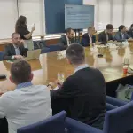 El gerente de asuntos comunitarios de Rucalhue Energía, Chenxi Shao detalló el estado de avance de la construcción de la Central Hidroeléctrica Rucalhue (CHR) y el positivo impacto del proyecto en la generación de puestos de trabajo, especialmente en Santa Bárbara y Quilaco.