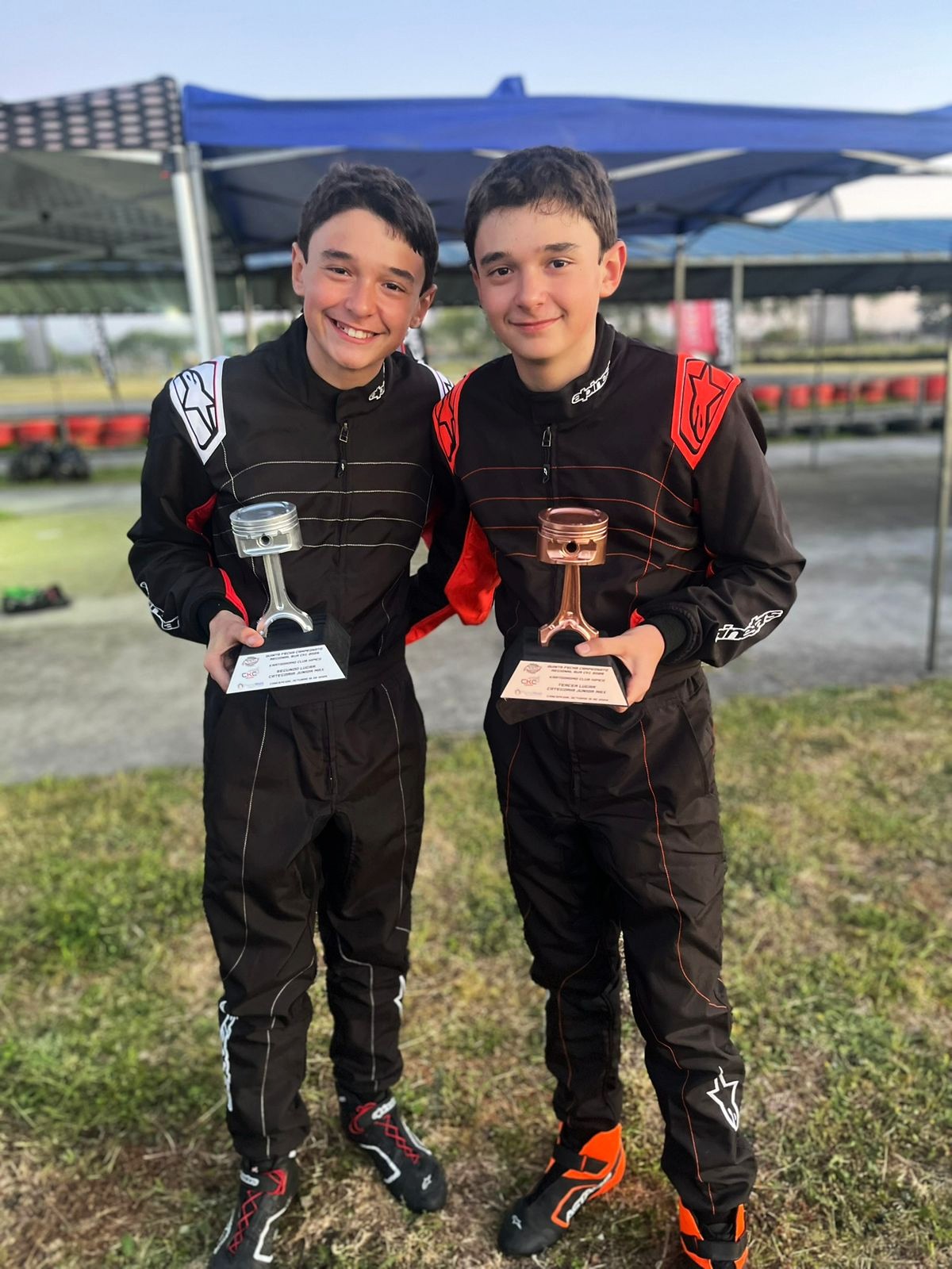 Vicente y Agustín Cabezas celebraron emocionados su histórico 1-2 en Concepción. Con solo 12 años, demostraron talento y garra en su debut en el Campeonato Regional de Karting Federado / La Tribuna